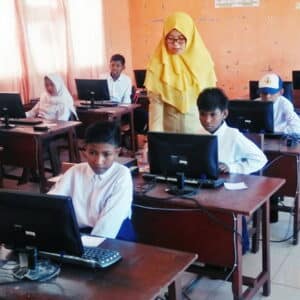 Siswa SMPN 13 Ulangan Berbasis Komputer