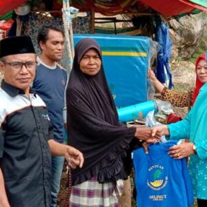 Dinsos Serahkan Bantuan untuk Nenek Hajnah - Kabar Harian Bima