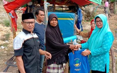Dinsos Serahkan Bantuan untuk Nenek Hajnah - Kabar Harian Bima