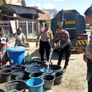 Polres Bima Salurkan Air Bersih untuk Warga Desa Kalampa