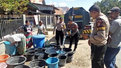 Polres Bima Salurkan Air Bersih untuk Warga Desa Kalampa - Kabar Harian Bima
