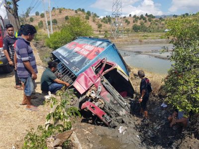 Kecelakaan di Dusun Muku, 2 Mobil Masuk Tambak - Kabar Harian Bima
