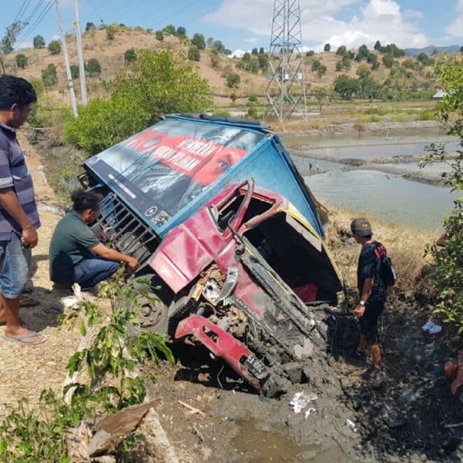 Kecelakaan di Dusun Muku, 2 Mobil Masuk Tambak