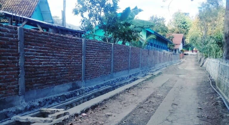 Bangun Tembok Sekolah Negeri Pakai DD, Warga Ancam Lapor Kades Raba ke Polisi - Kabar Harian Bima