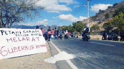 Protes Harga Garam Anjlok, Petani Bagi-bagi Garam Gratis - Kabar Harian Bima