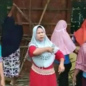 Kesal Dana Desa Tahap II Belum Cair, Ibu-Ibu Segel Kantor Desa Kara