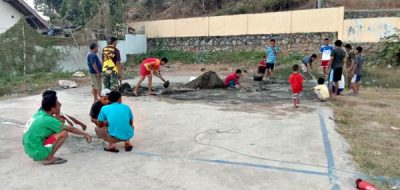 Karang Taruna Penatoi Gotong Royong Perbaiki Lapangan Voli - Kabar Harian Bima