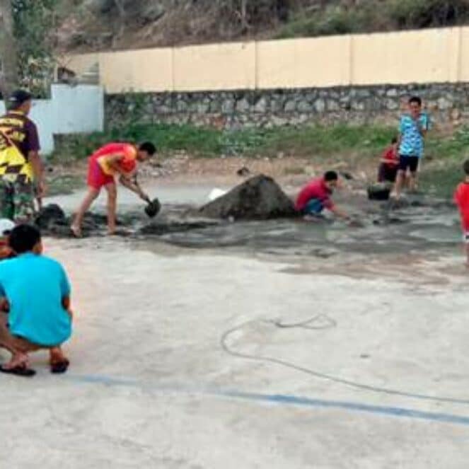 Karang Taruna Penatoi Gotong Royong Perbaiki Lapangan Voli