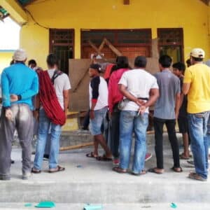 Desak Sekdes Dipecat, Warga Demo dan Segel Kantor Desa Belo
