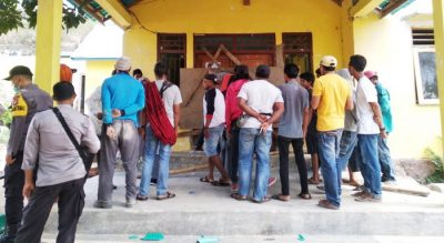 Desak Sekdes Dipecat, Warga Demo dan Segel Kantor Desa Belo - Kabar Harian Bima