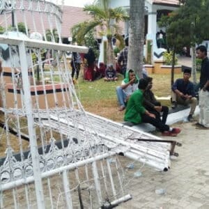 Demonstrasi Tolak Revisi UU KPK dan RKUHP, Mahasiswa Merangsek Masuk Kantor Dewan