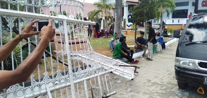 Demonstrasi Tolak Revisi UU KPK dan RKUHP, Mahasiswa Merangsek Masuk Kantor Dewan - Kabar Harian Bima