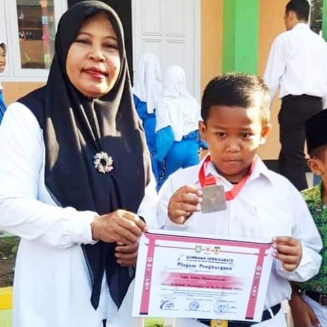 Siswanya Dapat Medali di Sumbawa Open Karate, Kepala SDN 29 Kota Bima Beri Bonus