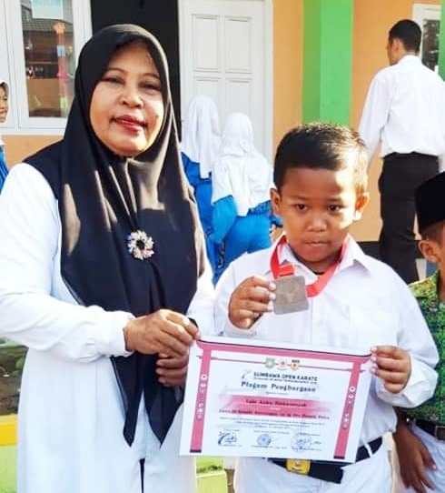 Siswanya Dapat Medali di Sumbawa Open Karate, Kepala SDN 29 Kota Bima Beri Bonus - Kabar Harian Bima