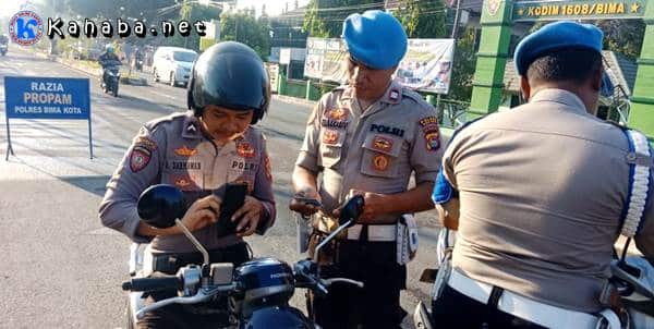 Tidak Taat Aturan, 7 Anggota Polisi Terjaring Razia Propam - Kabar Harian Bima
