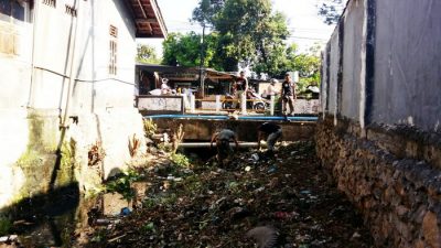Antisipasi Banjir, Sat Pol PP dan Damkar Bersihkan Sungai - Kabar Harian Bima