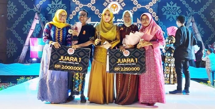 2 Desainer Kota Bima Raih Juara I Lomba Fashion Show Lombok-Sumbawa Tenun Festival - Kabar Harian Bima