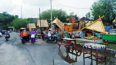 Puting Beliung Robohkan 11 Lapak Pantai Lawata - Kabar Harian Bima