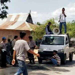 Massa Aksi di Tolouwi Desa Hasil Penjaringan Aparatur Desa Segera Dilantik
