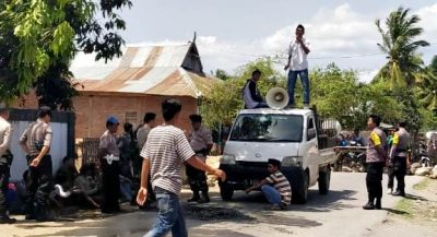 Massa Aksi di Tolouwi Desa Hasil Penjaringan Aparatur Desa Segera Dilantik - Kabar Harian Bima