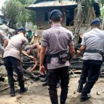 Brimob Bantu Korban Kebakaran di Desa Kalampa - Kabar Harian Bima