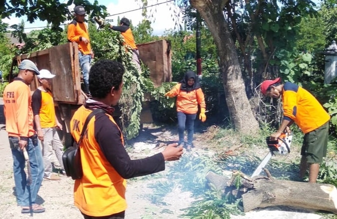 TSBK Lewirato dan Masyarakat Gotong Royong Bersihkan Lingkungan - Kabar Harian Bima