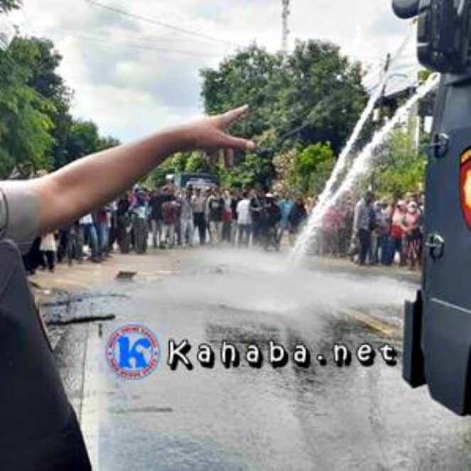 Polisi Buka Paksa Blokir Jalan di Desa Leu