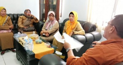 Kebijakan Walikota Bima Dzolimi Guru, Sejumlah Mantan Kepala TK Mengadu ke DPRD - Kabar Harian Bima