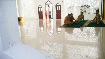 Dinding Berlubang, Lantai Masjid Nur A Latif Dipenuhi Air - Kabar Harian Bima