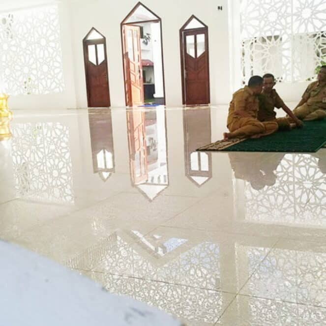 Dinding Berlubang, Lantai Masjid Nur A Latif Dipenuhi Air
