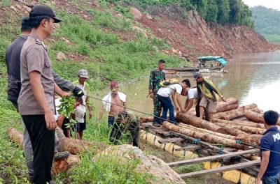 Anggota Kompi Senapan 742 Bima Tangkap Pencuri Kayu di Hutan Parado - Kabar Harian Bima