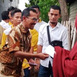 3 Hari Blusukan, Walikota Bima Bagikan Gaji dan 1.500 Kursi