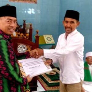Walikota Bima Serahkan Bantuan Dana Pembangunan Masjid Miftahul Jannah Manggemaci