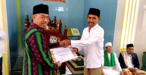 Walikota Bima Serahkan Bantuan Dana Pembangunan Masjid Miftahul Jannah Manggemaci - Kabar Harian Bima