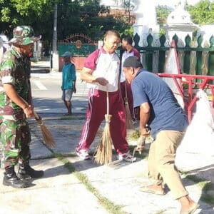 Bersama Warga, Personil Polsek Rastim dan Babinsa Gotong Royong di Masjid Baitul Hamid - Kabar Harian Bima