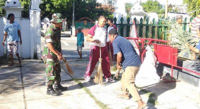 Bersama Warga, Personil Polsek Rastim dan Babinsa Gotong Royong di Masjid Baitul Hamid - Kabar Harian Bima