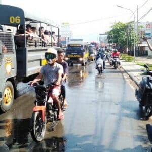 TNI-POLRI Semprot Disinfektan Keliling Kota Bima