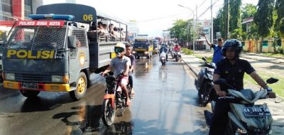 TNI-POLRI Semprot Disinfektan Keliling Kota Bima - Kabar Harian Bima