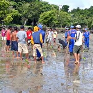 Pol Air Polres Bima Kota Tanam 200 Bibit Mangrove di Pantai Lawata