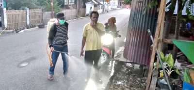 Ketua RW 01 Kelurahan Santi Semprot Disinfektan di Rumah Warga - Kabar Harian Bima