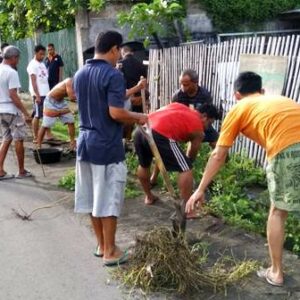 Cegah Demam Berdarah, Warga Santi Bersihkan Lingkungan