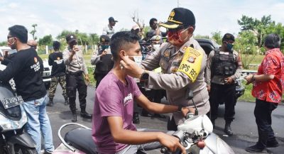 TNI-POLRI Bersama PSMTI Bagikan 1.000 Masker Untuk Pengguna Jalan - Kabar Harian Bima
