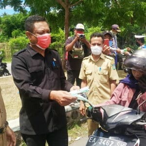 Wakil Ketua DPRD Syamsurih Bagikan Masker dan Logistik untuk Petugas di Posko Terpadu