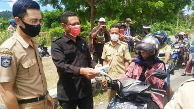 Wakil Ketua Dprd Syamsurih Bagikan Masker Dan Logistik Untuk Petugas Di Posko Terpadu - Kabar Harian Bima