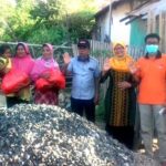 MKKS SMP Salurkan Bantuan untuk Para Pemecah Batu - Kabar Harian Bima