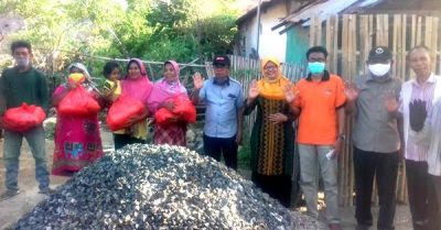 MKKS SMP Salurkan Bantuan untuk Para Pemecah Batu - Kabar Harian Bima
