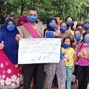 Anggota DPR RI H Muhammad Syafrudin Bagikan Masker untuk Warga Cenggu dan Belo