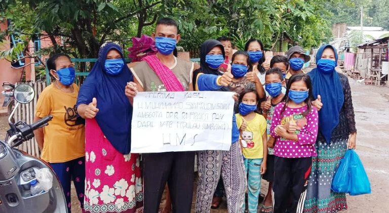 Anggota DPR RI H Muhammad Syafrudin Bagikan Masker untuk Warga Cenggu dan Belo - Kabar Harian Bima