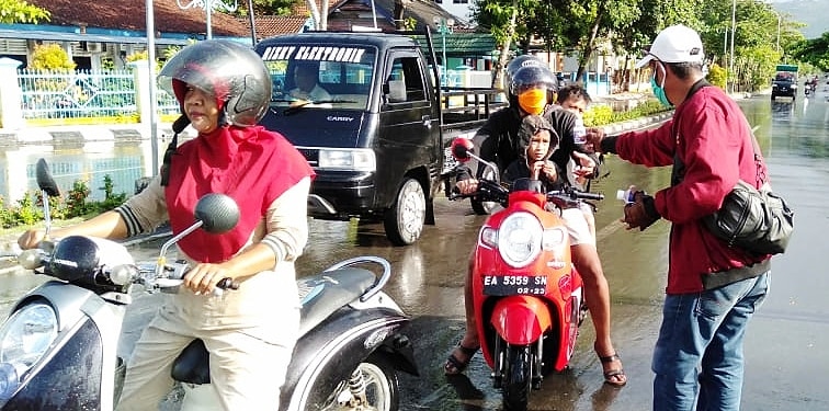 Setelah Penyemprotan Disinfektan Se-Pulau Sumbawa, Anggota DPR RI HM Syafrudin Bagikan Hand Sanitizer - Kabar Harian Bima