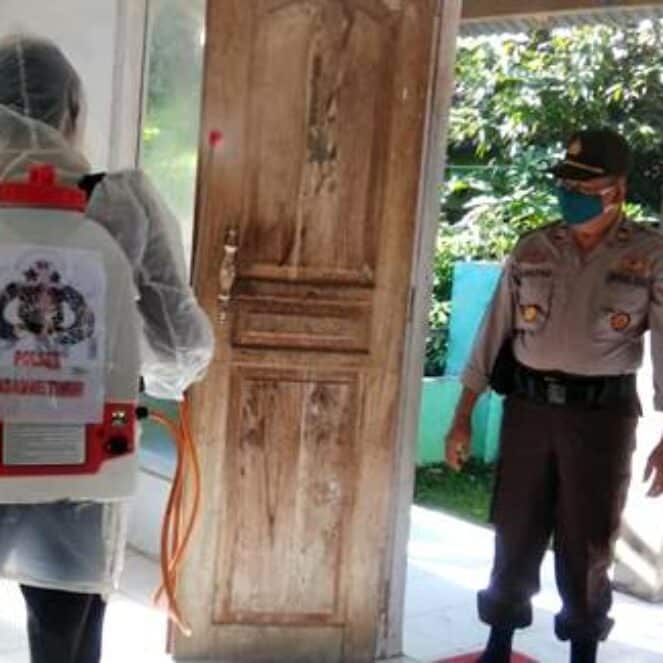 Polsek Rasanae Timur Semprot Disinfektan di Masjid dan Musholla Kelurahan Oi Mbo